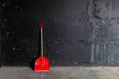 Siyah arka planda kırmızı kürek. Yüksek kalite fotoğraf
