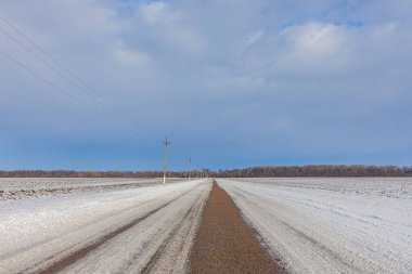 Karlı bir arazide yol. Yüksek kalite fotoğraf