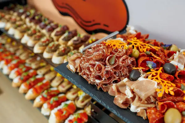 Şölende açık büfe, çeşitli yiyecekler. Yüksek kalite fotoğraf