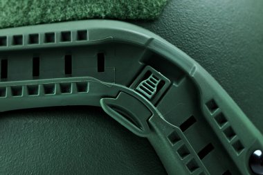 Yeşil detaylar askeri miğfer, beyaz arka plan. Yüksek kalite fotoğraf