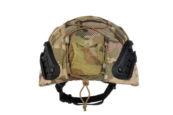 Kamuflaj askeri miğfer beyaz arka plan. Yüksek kalite fotoğraf