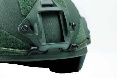 Yeşil detaylar askeri miğfer, beyaz arka plan. Yüksek kalite fotoğraf