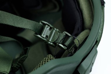 Yeşil detaylar askeri miğfer, beyaz arka plan. Yüksek kalite fotoğraf