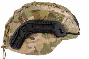 Kamuflaj askeri miğfer beyaz arka plan. Yüksek kalite fotoğraf