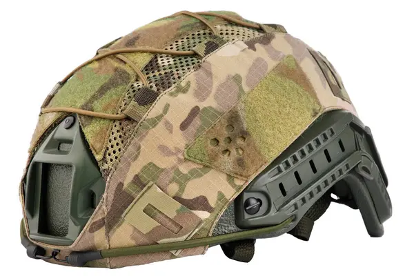 Kamuflaj askeri miğfer beyaz arka plan. Yüksek kalite fotoğraf