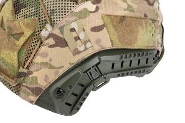 Kamuflaj askeri miğfer beyaz arka plan. Yüksek kalite fotoğraf