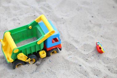 Güzel bir plajda kum kamyonu oynamak. Yüksek kalite fotoğraf