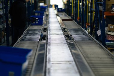 İhracat lojistiği ve depolama ile ilgili sanat eserleri depolamak için kullanılan bir deponun arka plan fotoğrafı. Yüksek kalite fotoğraf