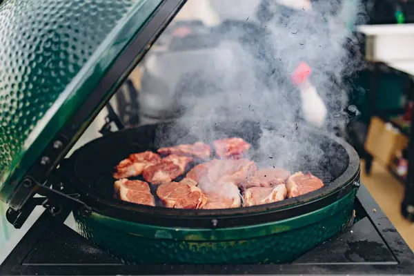 Barbekü ızgara et çubuğu ateşte, dışarıda da sıcak kömür var. Parti için domuz pastırmalı sosisli ızgara piknik. Ateşte ızgara domuz pastırması. Yüksek kalite fotoğraf