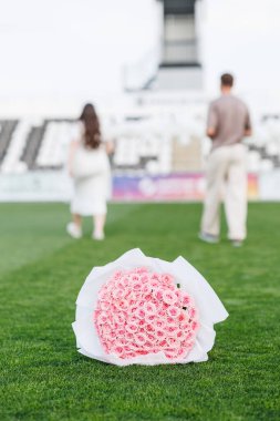 Futbol sahasının çimlerinde bir buket gül. Yüksek kalite fotoğraf