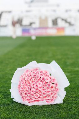 Futbol sahasının çimlerinde bir buket gül. Yüksek kalite fotoğraf
