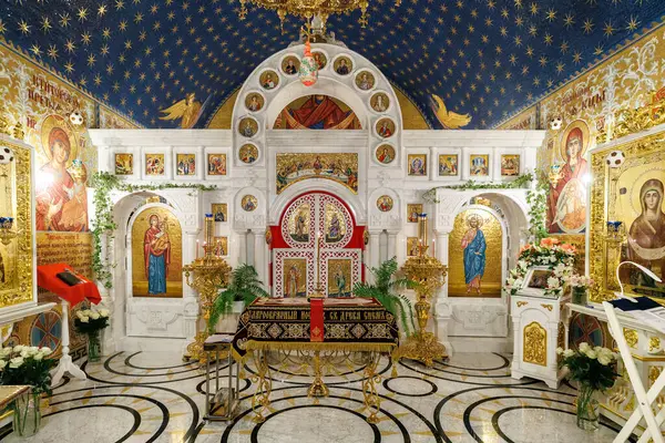 Ortodoks kilisesinde ikonostaz. Yüksek kalite fotoğraf