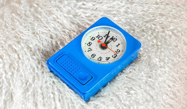 Horloge Rétro Bleue Repose Sur Surface Laine Blanche Photo De Stock