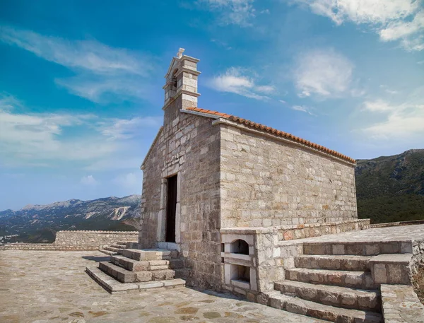 モンテネグロの丘の上にある古い石造りの教会 — ストック写真
