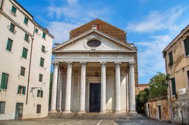 İtalya 'da Venedik' te sütunları olan eski bir bina