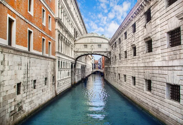 Bro Suckar Och Vatten Kanal Venice Italien Royaltyfria Stockfoton