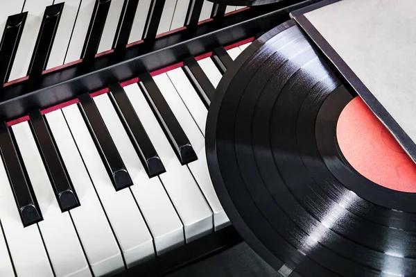Piros Bakelit Rekord Fekszik Zongora Billentyűket — Stock Fotó