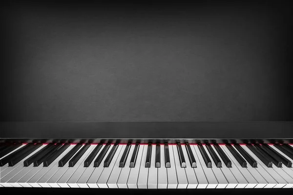 黑色背景的钢琴键盘 — 图库照片