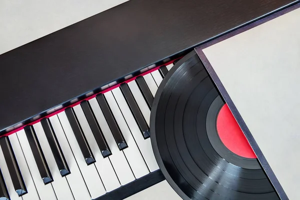 红色的乙烯唱片在钢琴键上 — 图库照片