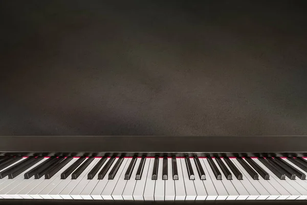 深色背景的钢琴键盘 — 图库照片