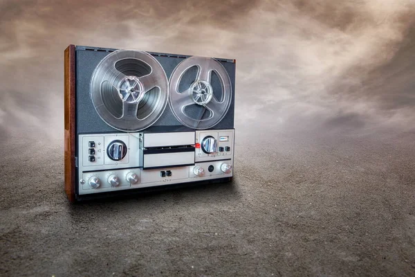 Retro Klöppel Audiorecorder Steht Auf Sandigem Untergrund lizenzfreie Stockbilder