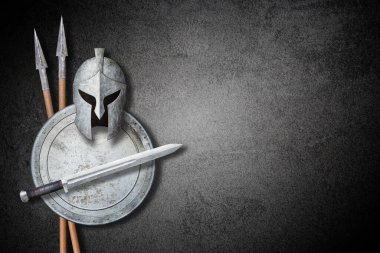 Spartalı miğfer kılıç kalkanı ve soyut siyah duvar arka planında iki mızrak.