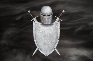 Kara bulutlar üzerinde şövalye kılıcı kalkanı ve miğferi