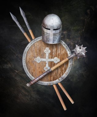 Viking miğferi topuzu yuvarlak kalkan ve siyah grunge arka planda iki mızrak.