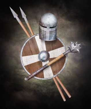 Viking miğferi topuzu yuvarlak kalkan ve siyah grunge arka planda iki mızrak.