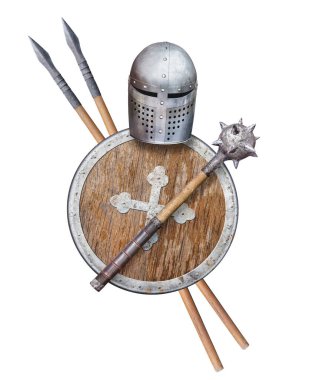 Viking miğferi biber gazı tahta kalkan ve beyaz üzerine izole edilmiş iki mızrak.