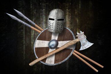 Vikings miğferi balta kalkanı ve koyu grunge arka planda iki mızrak.