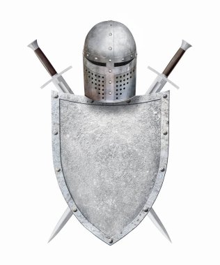 Metal kalkan miğferi ve beyaz üzerine izole edilmiş iki kılıç.