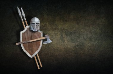 Viking baltası, tahta kalkan ve arka planda iki mızrak.