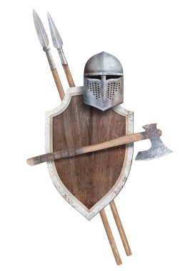 Viking baltası, tahta kalkan ve beyaz üzerine izole edilmiş iki mızrak.