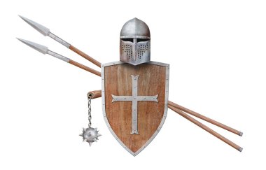 Ortaçağ kaskı ahşap zincir topuz ve beyaz üzerine izole edilmiş iki mızrak.