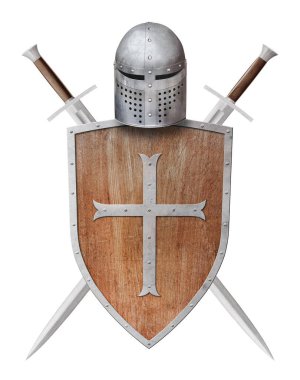 İki kılıç miğferi ve ahşap kalkanla süslenmiş beyaz arka planda izole edilmiş bir haç.