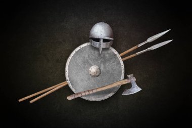 yuvarlak kalkan balta miğferi ve koyu grunge arka planda iki mızrak.