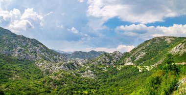 Karadağ 'daki dağların panoramik yaz manzarası