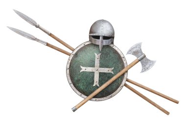 Viking 'in miğfer balta kalkanı metal haçla süslenmiş ve iki mızrak beyaza saplanmış.