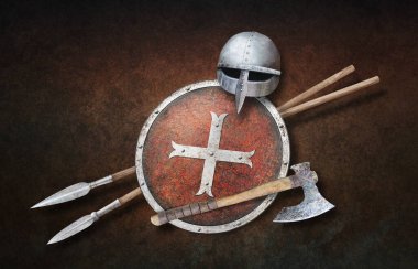 Viking 'in miğfer baltası haçla süslenmiş kırmızı kalkan ve koyu grunge arka planda iki mızrak.