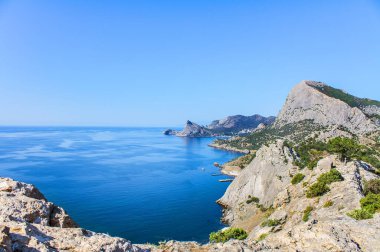 Yazın Kırım 'da Karadeniz kıyısındaki kayalık dağlar