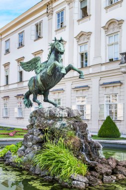 Avusturya, Salzburg 'daki Mirabell bahçesinde Pegasus heykeli bulunan çeşme