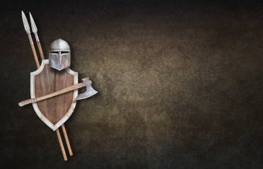Şövalye miğferi baltası ahşap kalkanı ve koyu grunge arka planda iki mızrak.