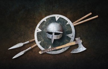 Viking 'in miğfer balta kalkanı ve koyu grunge arka planda iki mızrak.