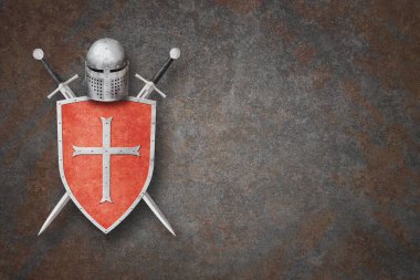 Şövalyenin miğferi metal haçlı kırmızı kalkan ve arka planda iki kılıç.