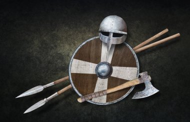 Viking 'in miğfer balta ahşap kalkanı ve koyu grunge arka planında iki mızrak.