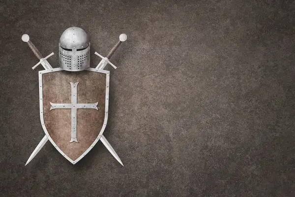 Şövalyenin miğfer kalkanı, metal haç ve arka planda iki kılıç.