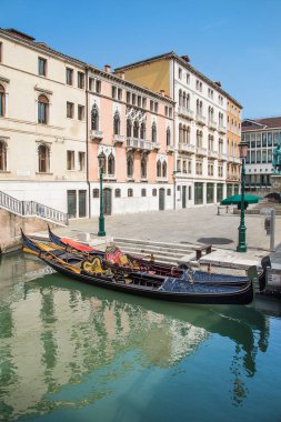 İtalya 'da Venedik rıhtımında park etmiş iki gondol.