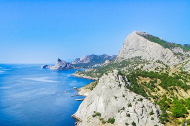 Yazın Kırım 'da kayalık dağlar ve Karadeniz