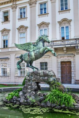 Avusturya, Salzburg 'daki Mirabell bahçesinde Pegasus heykeli bulunan çeşme